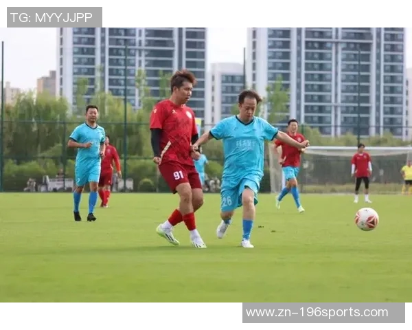 明星们在绿茵场上挥洒汗水足球场上的激情与友谊交织成美好瞬间